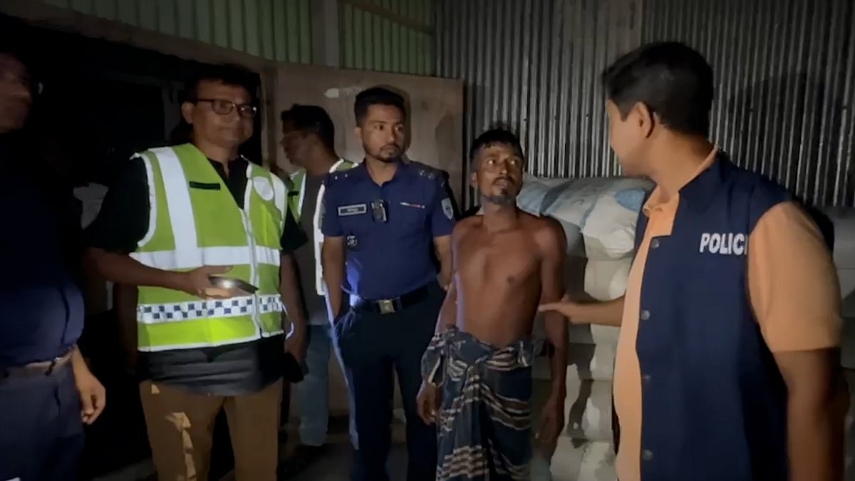 গোয়ালঘর ও ধানের গোলায় লুকানো সার উদ্ধার, জরিমানা ১ লাখ টাকা