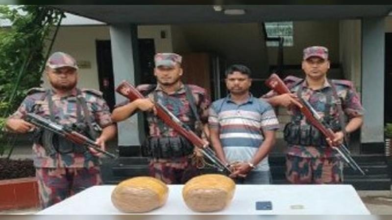 বেনাপোল সীমান্তে বিজিবি'র বিশেষ অভিযানে মাদকসহ আটক ২