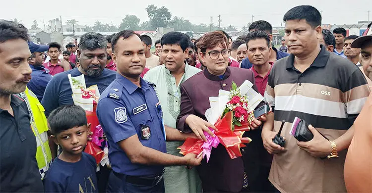 আদম ব্যবসায়ী এলেন হেলিকপ্টারে, ফুল দিয়ে শুভেচ্ছা জানালেন ওসি