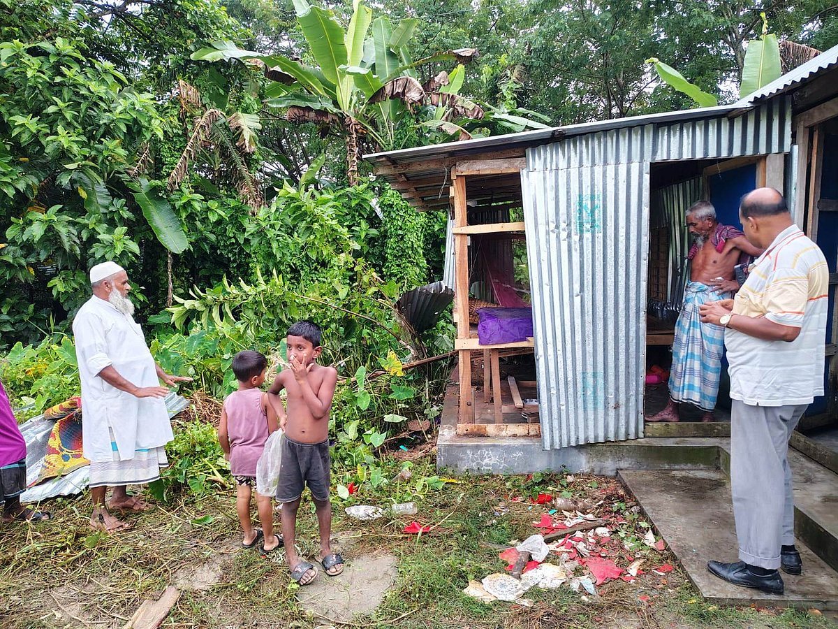 মাদারীপুরে বিস্ফোরণে উড়ে গেল ঘরের টিনের বেড়া