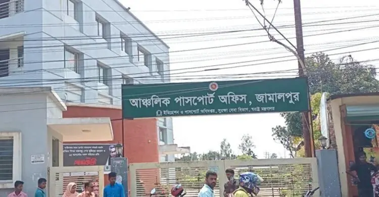 পাসপোর্ট অফিসের গেটে পা রাখলেই ঘিরে ধরে দালালরা