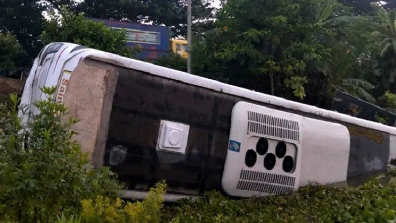 দাউদকান্দিতে মেডিক্যাল শিক্ষার্থীদের বাস খাদে, আহত ২০
