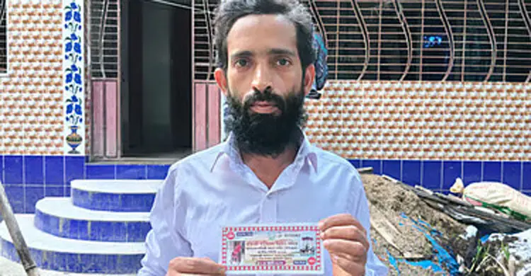 ২০ টাকার লটারিতে কপাল খুলল কৃষক হানিফের, পাচ্ছেন ৩০ লাখ!