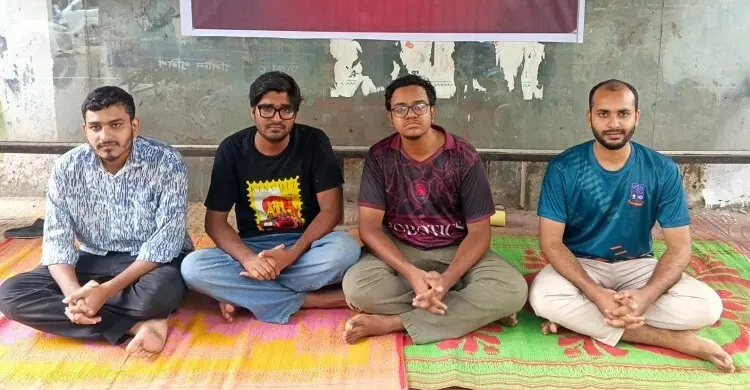 তদন্তে অগ্রগতি নেই, ভিসির বাসভবনের সামনে ভুক্তভোগীর অবস্থান কর্মসূচি