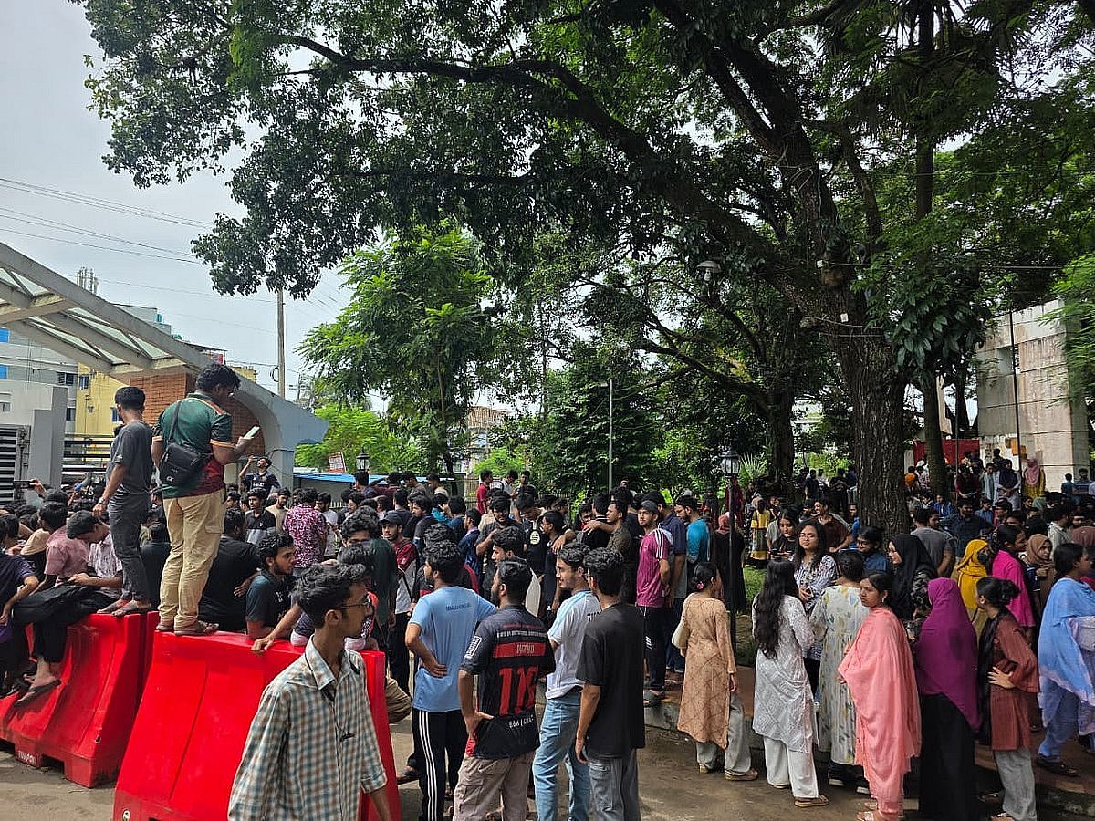 চুয়েটে উপাচার্য পরিবর্তনের প্রতিবাদে ‘কমপ্লিট শাটডাউন’