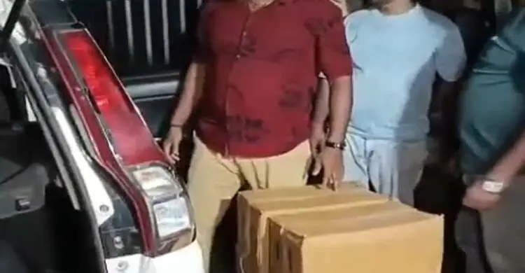 সীমান্ত থেকে বিপুল পরিমাণ ফেনসিডিল উদ্ধার, ভারতীয় যুবক গ্রেফতার