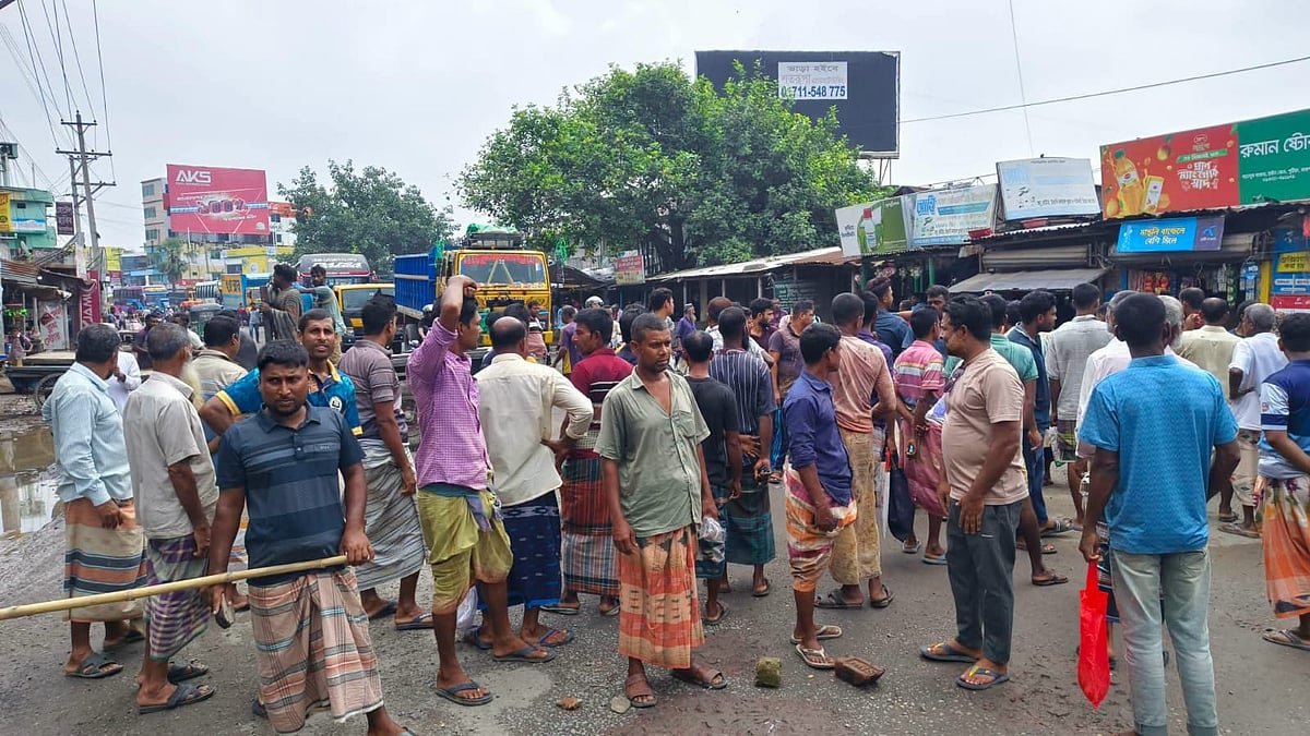 পুঠিয়ায় সার কম দেওয়ার অভিযোগে সড়ক অবরোধ