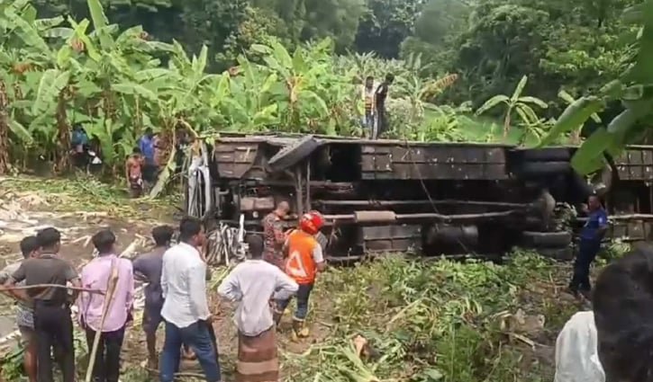 গোপালগঞ্জে যাত্রীবাহী বাস খাদে, নিহত ৩