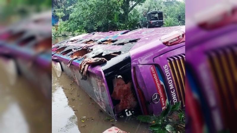 পটুয়াখালী-কুয়াকাটা মহাসড়কে যাত্রীবাহী স্লিপার বাস খাদে, আহত ৬