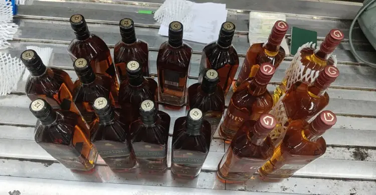 শাহজালালে ৫ যাত্রীর ব্যাগে মিললো ২৪ লিটার মদ