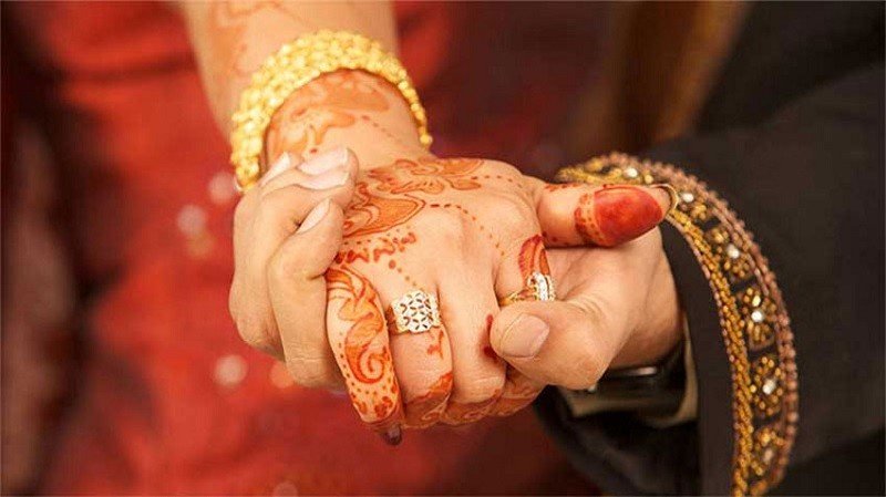 আজ প্রিয়তমা স্ত্রীর প্রশংসা করার দিন