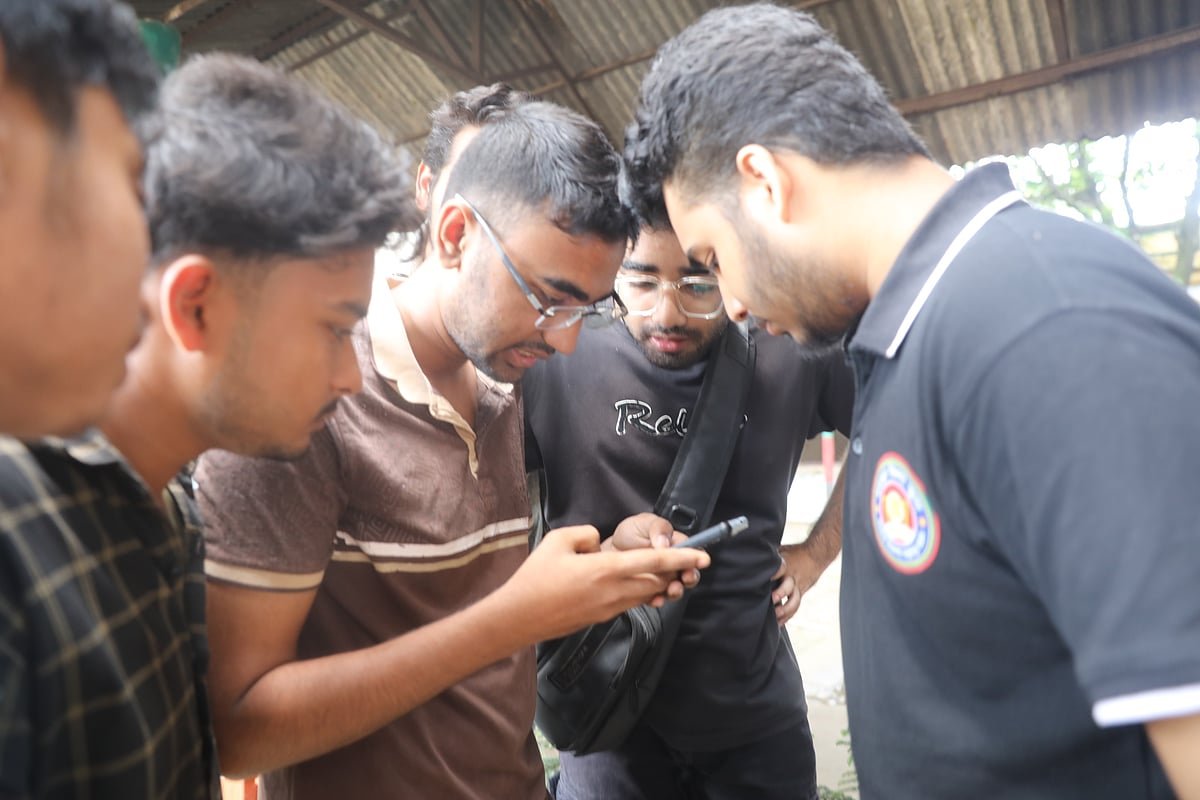 এসএসসির ফলাফলে আনন্দ–উচ্ছ্বাস