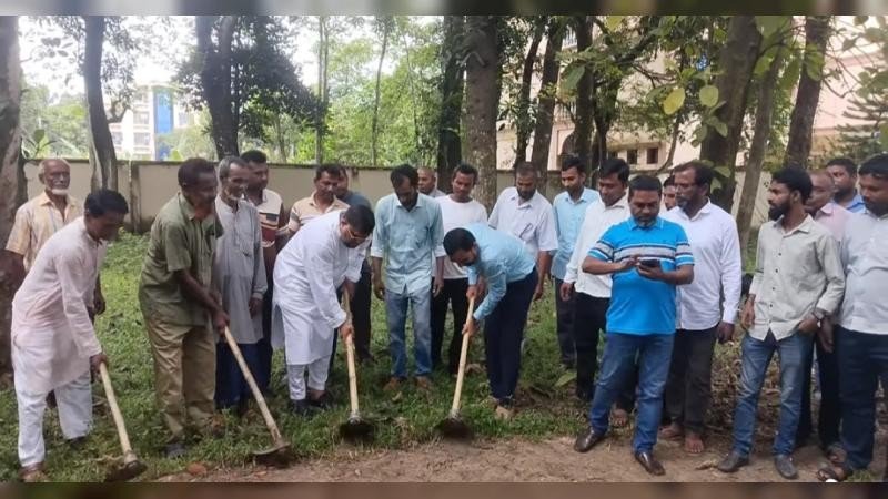 জয়পুরহাটে ডেঙ্গু প্রতিরোধে জেলা পরিষদের পরিচ্ছন্নতা অভিযান