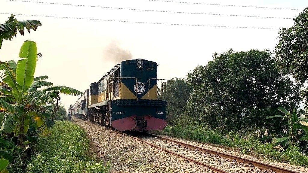 ছয় দিন বন্ধ থাকার পর মেরামত করা ইঞ্জিনে ‘গরিবের ট্রেন’ চলাচল শুরু