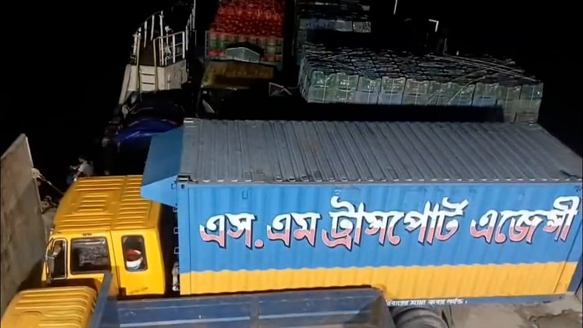 সন্দ্বীপ চ্যানেলে ফেরি আটকা, আড়াই ঘণ্টার যাত্রা ১২ ঘণ্টায় শেষ