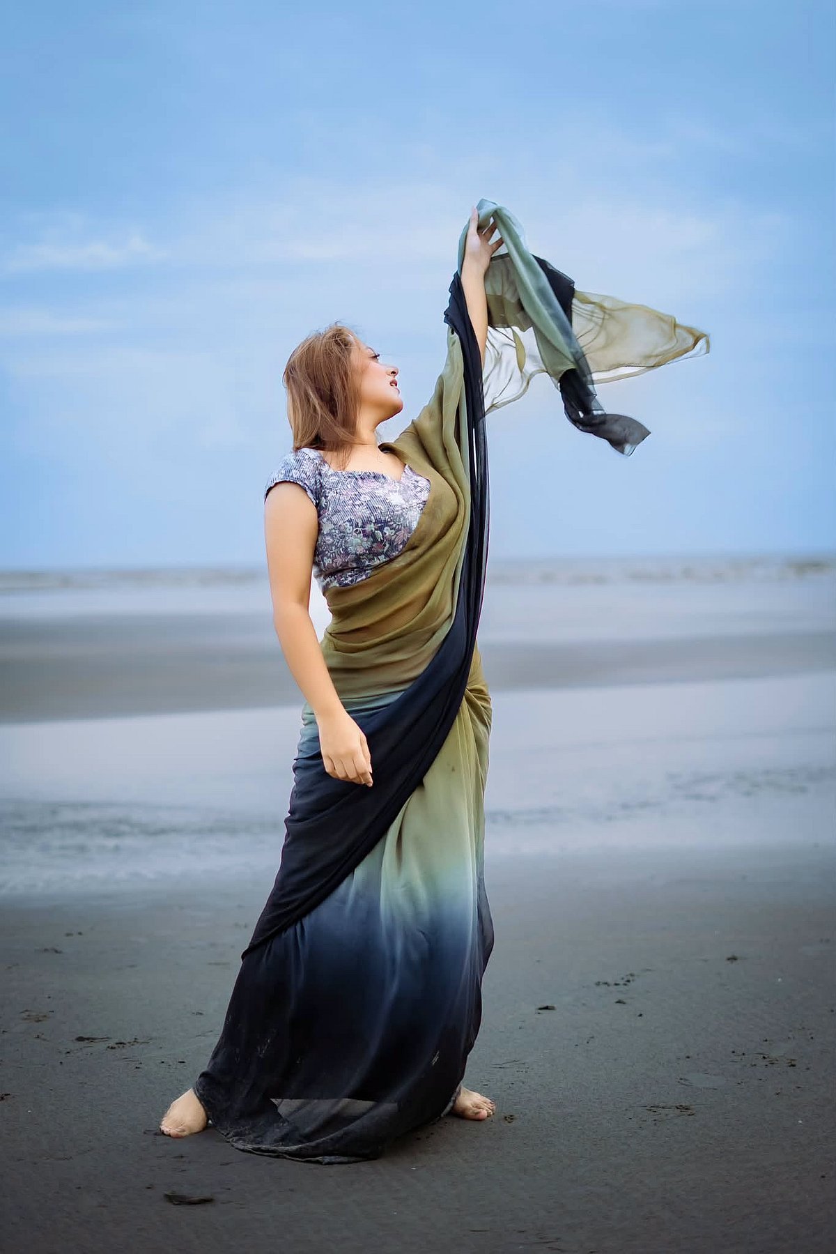 সমুদ্রসৈকতে তোলা ছবি দিয়ে দীঘি লিখেছেন, ‘ব্লেসড মেস’