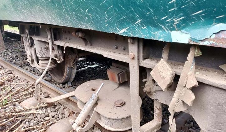রাজশাহীতে ঢালারচর এক্সপ্রেসের লাইনচ্যুত, ট্রেন চলাচল বন্ধ