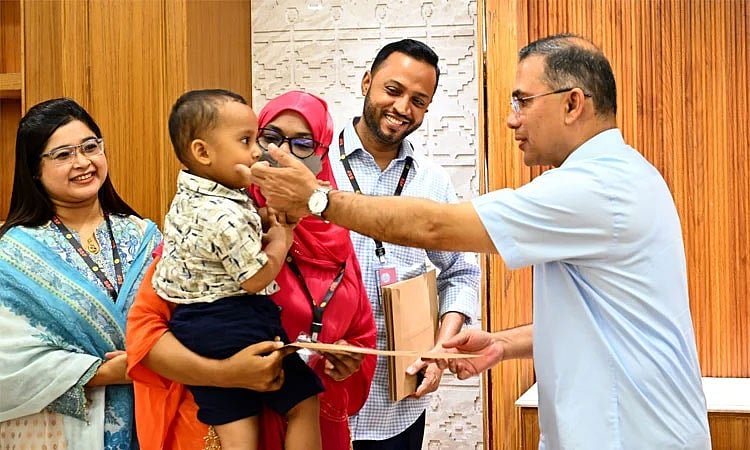জুলাইয়ে শহীদ ও আহত পরিবারের ১০ সদস্যের হাতে চাকরির নিয়োগপত্র দিলেন প্রধানমন্ত্রী