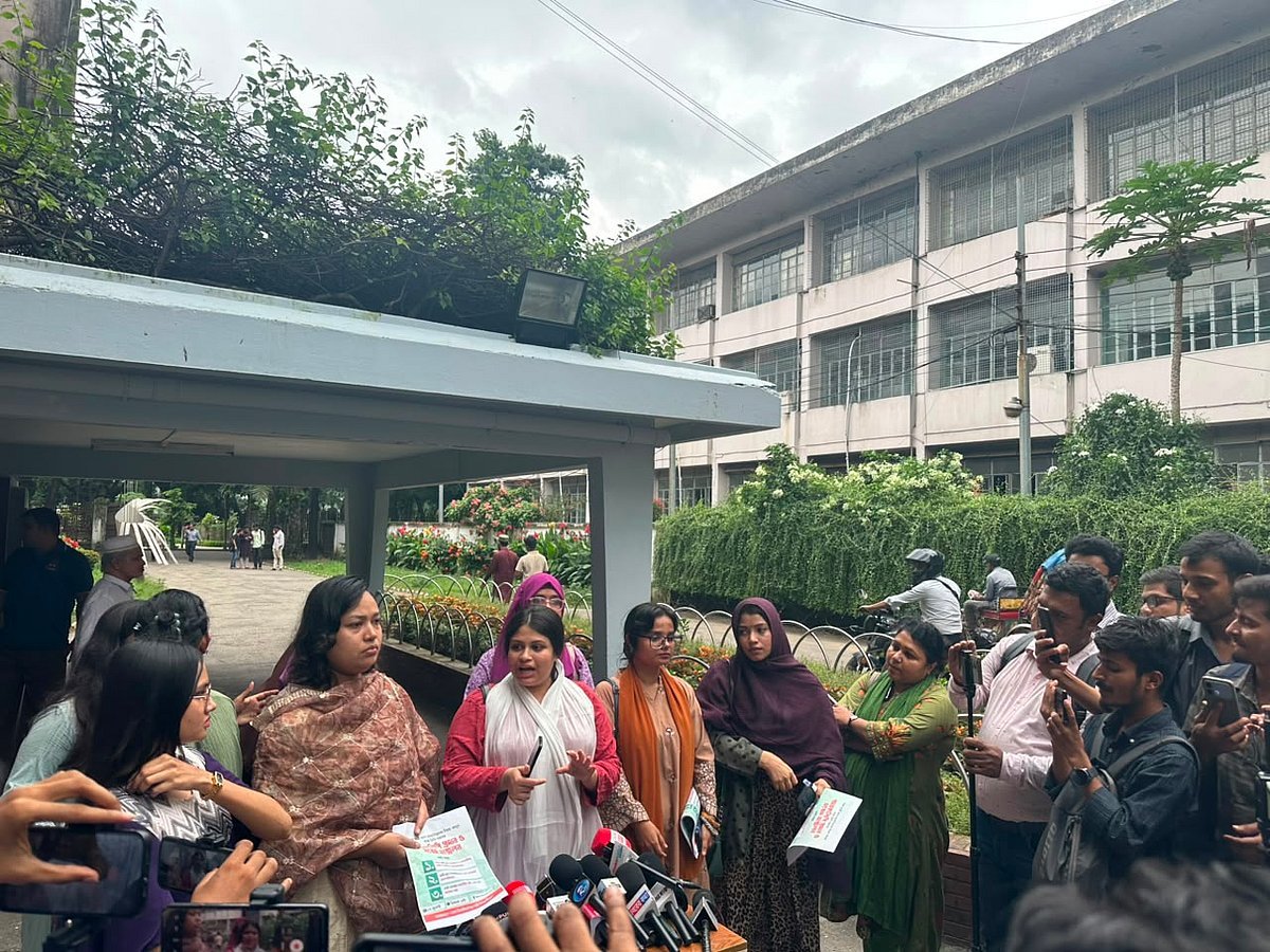ঢাকা বিশ্ববিদ্যালয়ে ছাত্রী হলের গেট বন্ধের সময় বাড়ল, ৪ শিক্ষককে সাময়িক বরখাস্ত