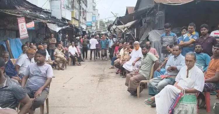 কাঁচাবাজারে দোকান বন্ধ করে ধর্মঘট, দিনে ক্ষতি ৮ কোটি টাকা