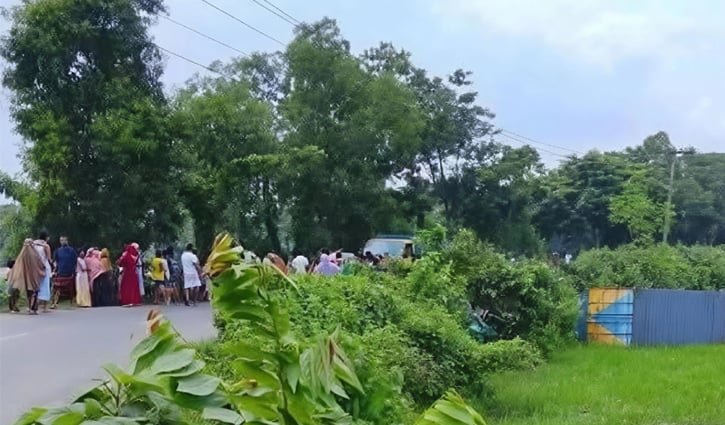 গাজীপুরে কাভার্ডভ্যানের ধাক্কায় মা-ছেলেসহ নিহত ৪ 