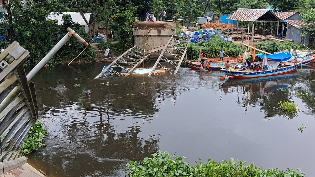 সংস্কারের সময় সেতু ভেঙে নদে, ৪৫ হাজার ইট তুলতে অভিযান শুরু