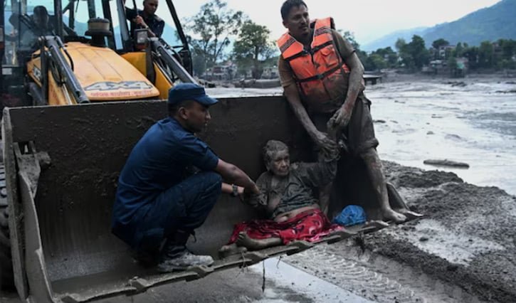 পানির ওপর মাথা রেখে যেভাবে বেঁচেছিলেন নেপালের ৯১ বছর বয়সী বৃদ্ধা