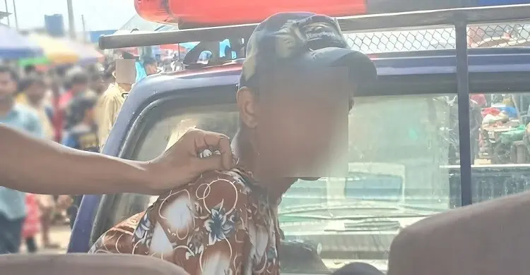 গাড়ি থেকে মানিব্যাগ নিয়ে পালাচ্ছিল তরুণ, দৌড়ে আটক করলেন পুলিশ সদস্য
