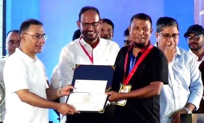 প্রধানমন্ত্রী হাত থেকে স্বর্ণপদক গ্রহণ করছেন আওয়ামী লীগ সভাপতি