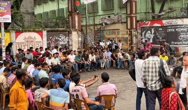 ‘লকডাউন’ কর্মসূচির প্রতিবাদে ফের জবি ছাত্রদলের বিক্ষোভ