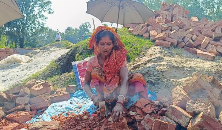 জীবনভর ইট ভাঙলেন, দুঃখের দেয়াল ভাঙল না