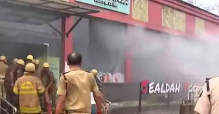 কলকাতার শিয়ালদহ স্টেশনে আগুন, যাত্রীদের মধ্যে আতঙ্ক