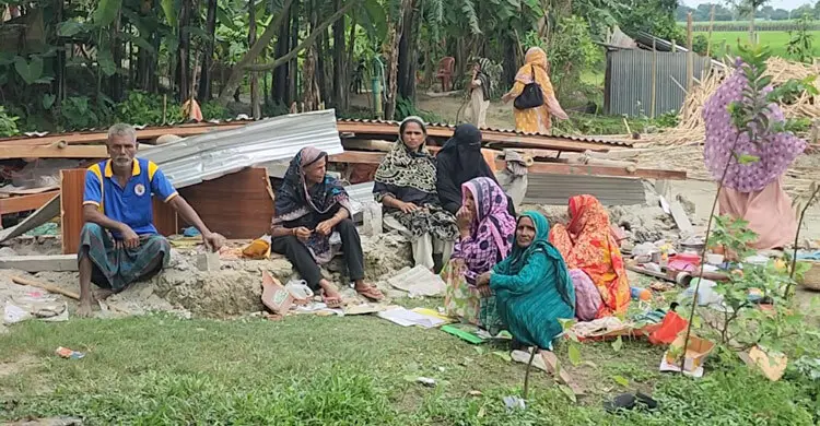 ঘরের মালামাল ডোবায় ফেলে দিয়েছে প্রতিপক্ষ, খোলা আকাশের নিচে পরিবার
